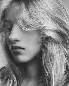 黑白特写柔美女性面容