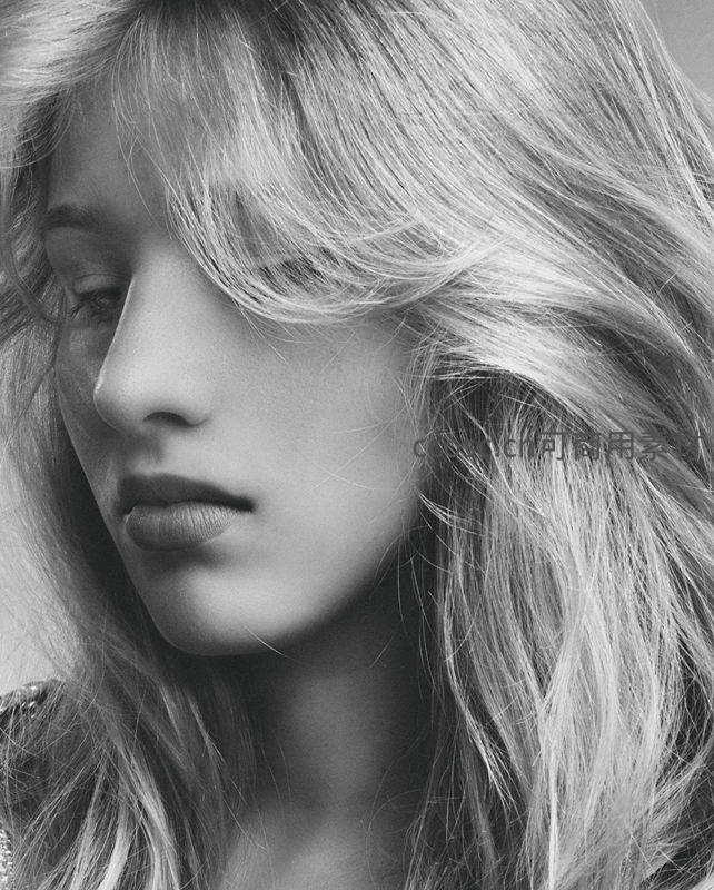 黑白特写柔美女性面容