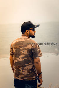 迷彩青年眺望远方山河云海