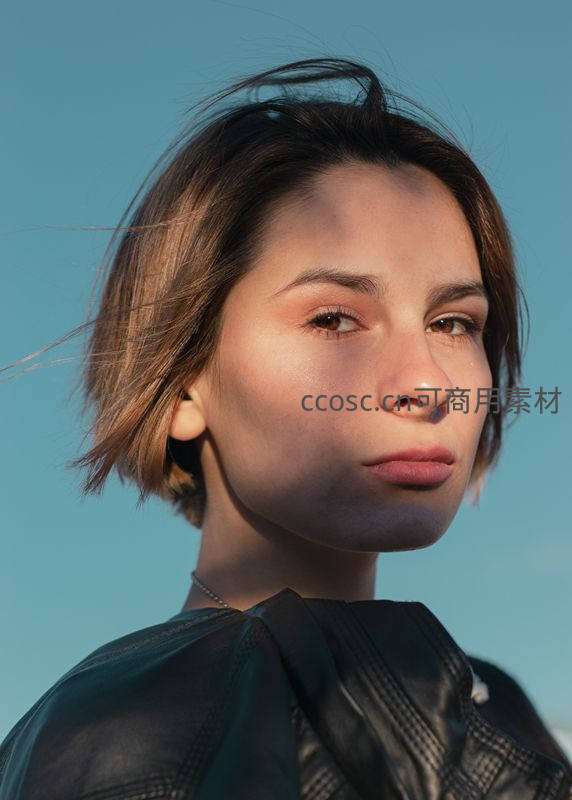 阳光下的短发女子凝视镜头