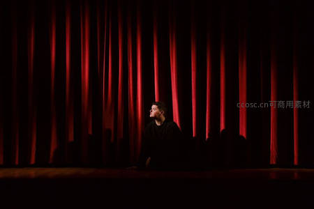 红幕之下孤独身影仰望舞台