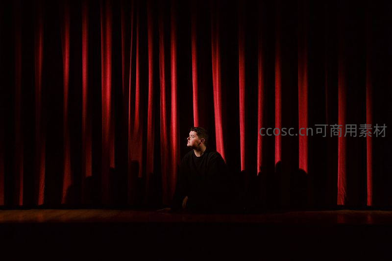 红幕之下孤独身影仰望舞台