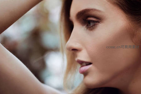 精致女颜侧脸特写，自然光下柔美轮廓