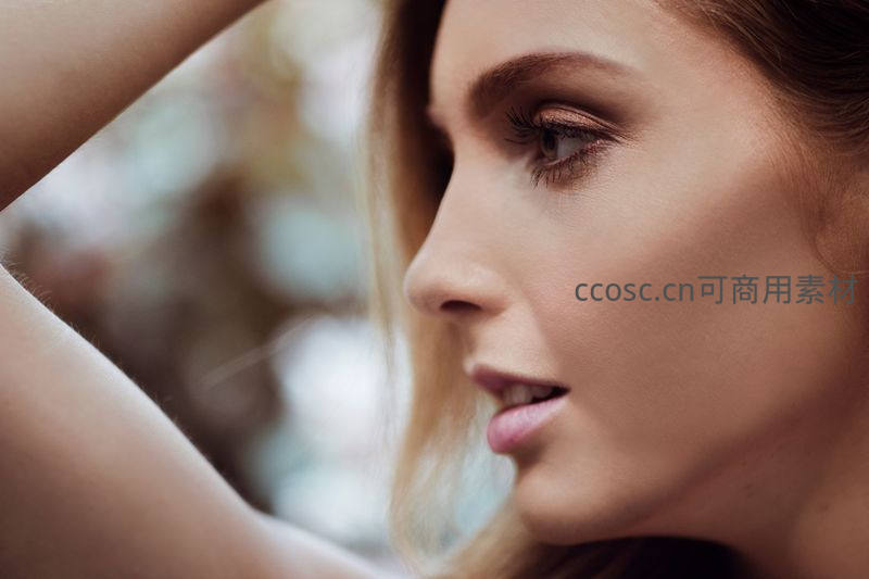 精致女颜侧脸特写，自然光下柔美轮廓