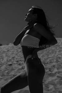 沙滩上的黑白剪影，优雅女性侧身凝望