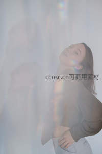 光影中的宁静女子，仰望天空享受片刻安宁