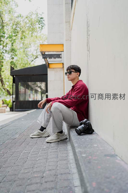 街角摄影师：红衫青年倚墙休憩