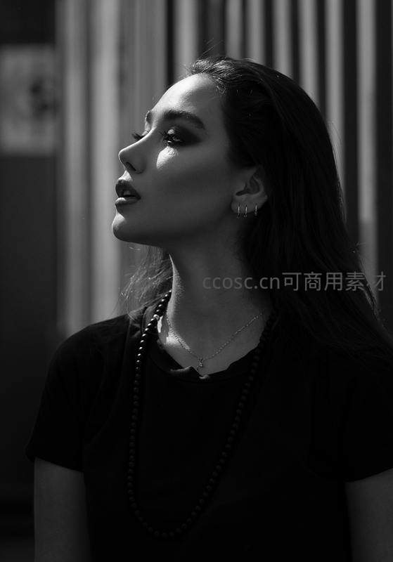 光影侧颜：黑白艺术中的优雅女子