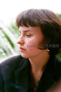 温柔凝视：自然光下的女性侧颜