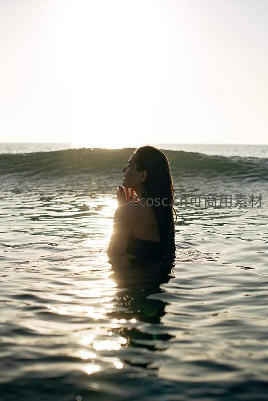 夕阳海中沉思剪影