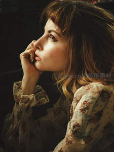 花裙女子凝神远眺