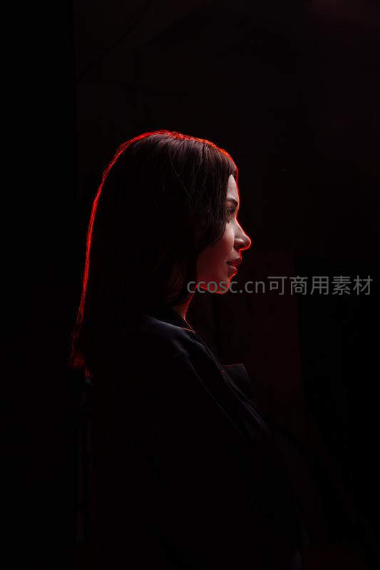 红光勾勒侧脸神秘女子艺术肖像