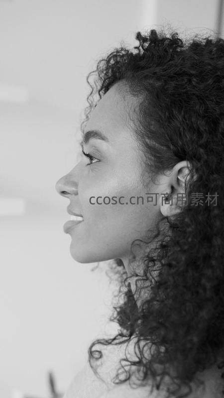 黑白特写展现卷发女性侧颜