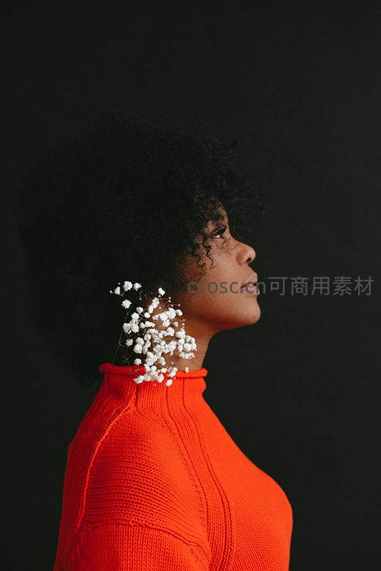 红衣卷发女郎，肩头缀满小白花