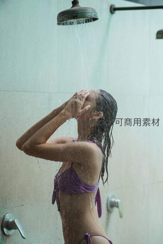 紫衣女子沐浴水花飞溅