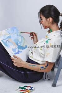 女画家专注创作抽象画作
