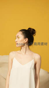 黄墙前女子侧颜优雅写真
