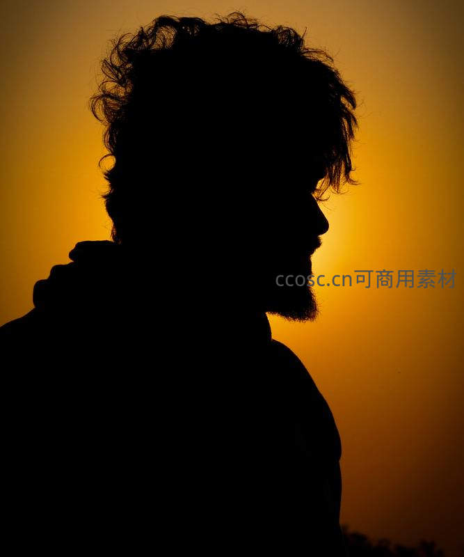 夕阳下男子卷发侧影轮廓