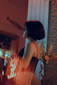 霓虹灯下侧颜沉思的短发女子