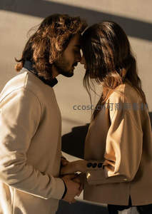 阳光下相拥亲吻的浪漫情侣