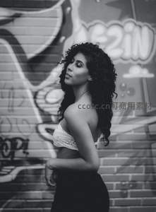 涂鸦墙前卷发美女黑白写真