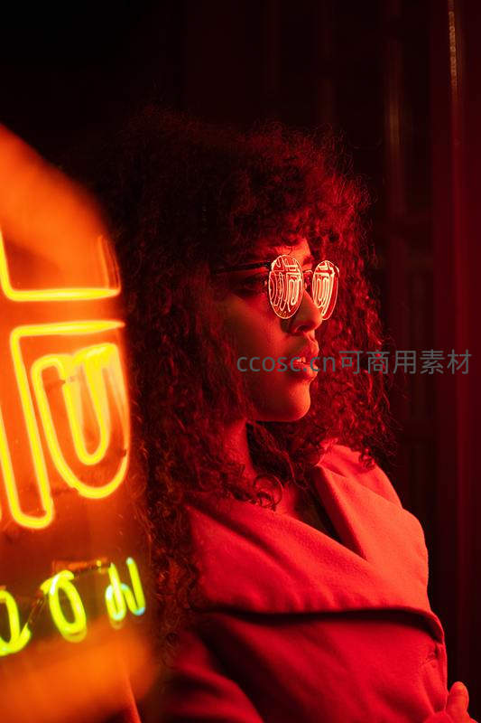 霓虹灯下红衣卷发女郎