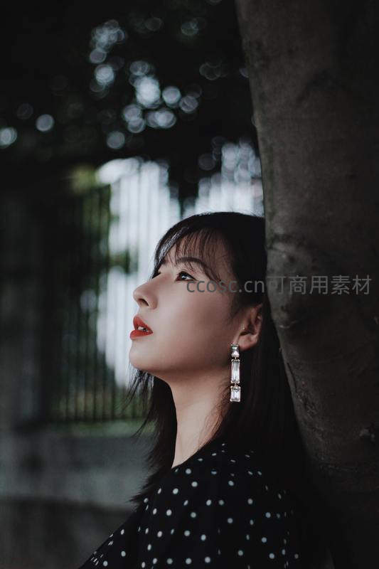 树影下的优雅女子，波点裙配水晶耳环显精致