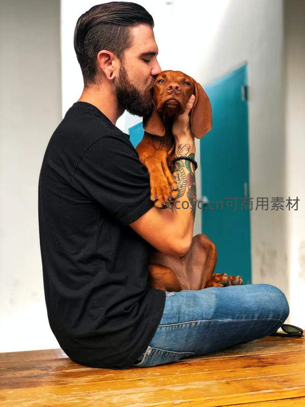 男子亲吻爱犬，温馨互动展现人宠深厚情谊