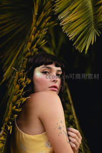 热带植物下的时尚女性肖像