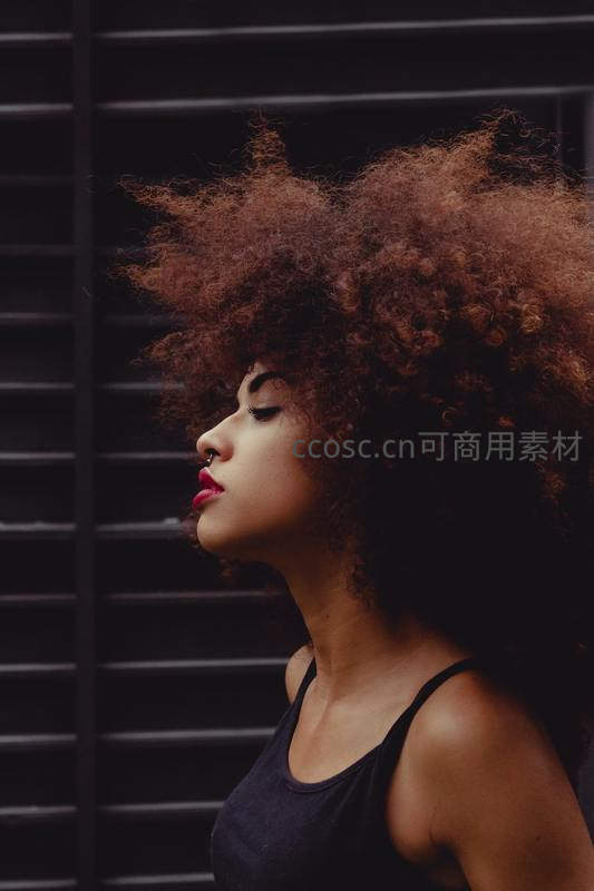 蓬松卷发红唇女子闭目沉醉