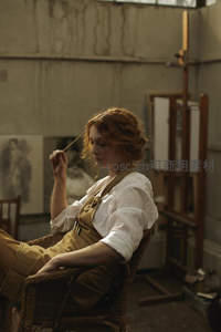 红发女画家工作室沉思