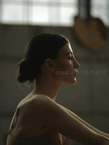 侧影中的沉静与光影