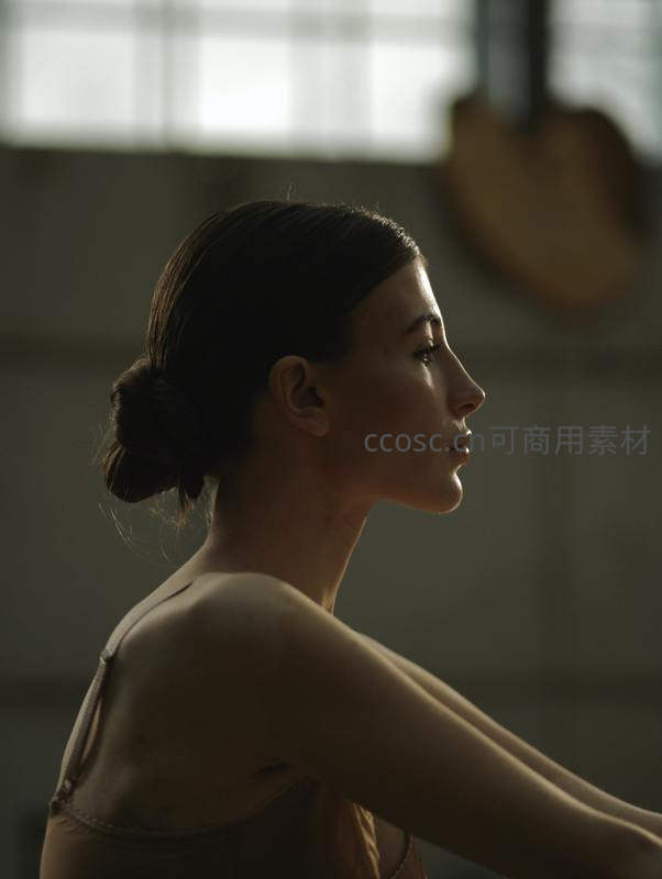 侧影中的沉静与光影