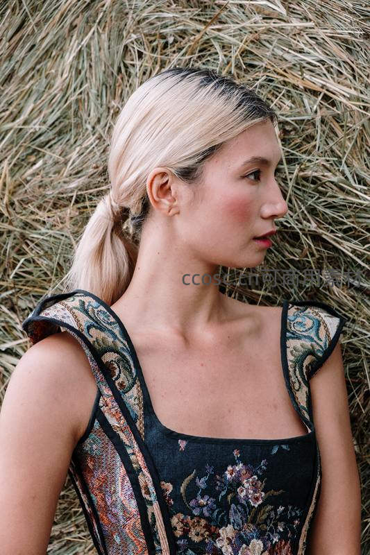 干草堆旁的复古美人