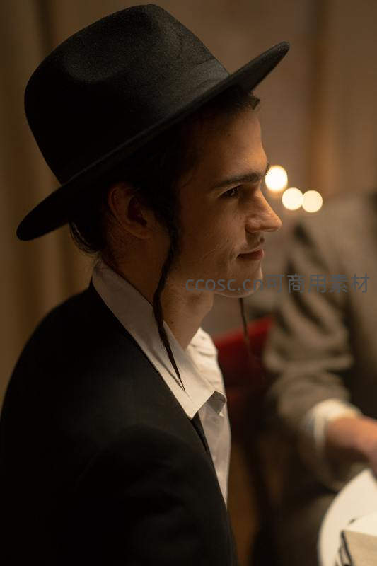 戴黑帽的侧脸青年沉思瞬间