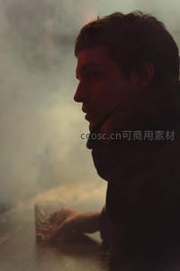 烟雾缭绕中男子独酌沉思