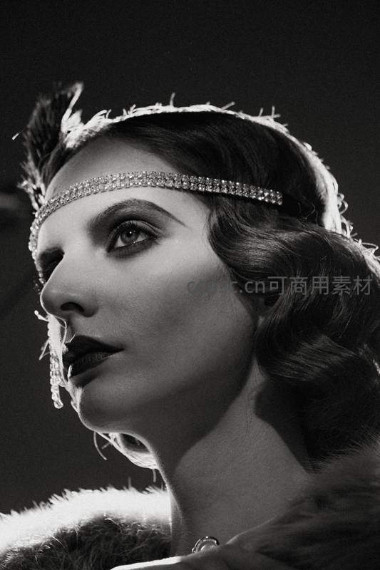 复古头饰优雅女性侧颜特写