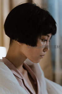 短发女子沉思侧脸温柔瞬间