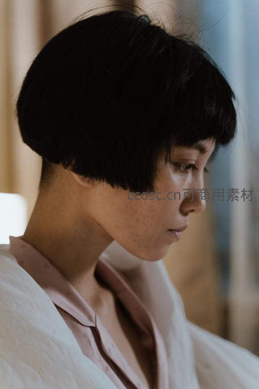 短发女子沉思侧脸温柔瞬间