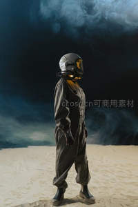 宇航员漫步于烟雾弥漫的异星沙丘