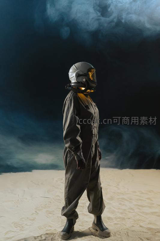 宇航员漫步于烟雾弥漫的异星沙丘