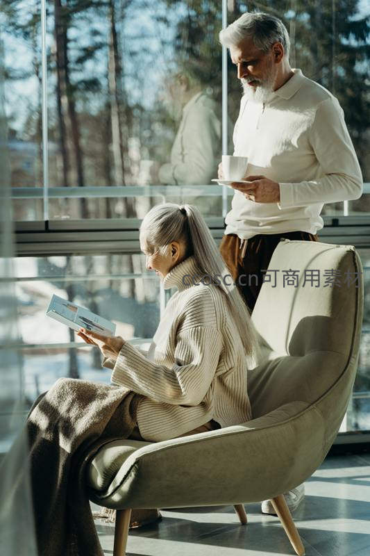 银发夫妇窗边享受宁静午后时光