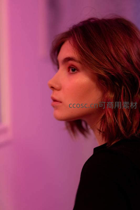 紫光下女子侧颜梦幻特写