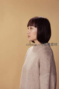 米色毛衣女子温柔侧影