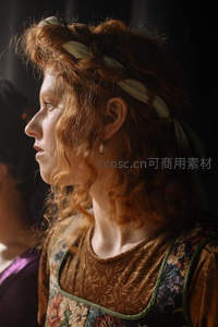 红发少女侧颜，头戴叶饰，古典优雅