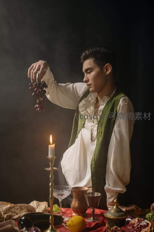 烛光下的贵族青年，手捧葡萄，静谧奢华