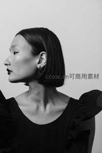 黑白极简女性侧影，短发利落，气质冷艳