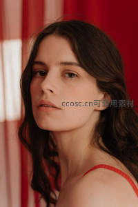 红帘下的沉静侧颜