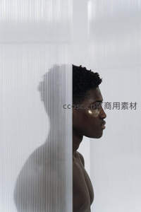 黑人青年贴眼膜，半隐于磨砂玻璃后