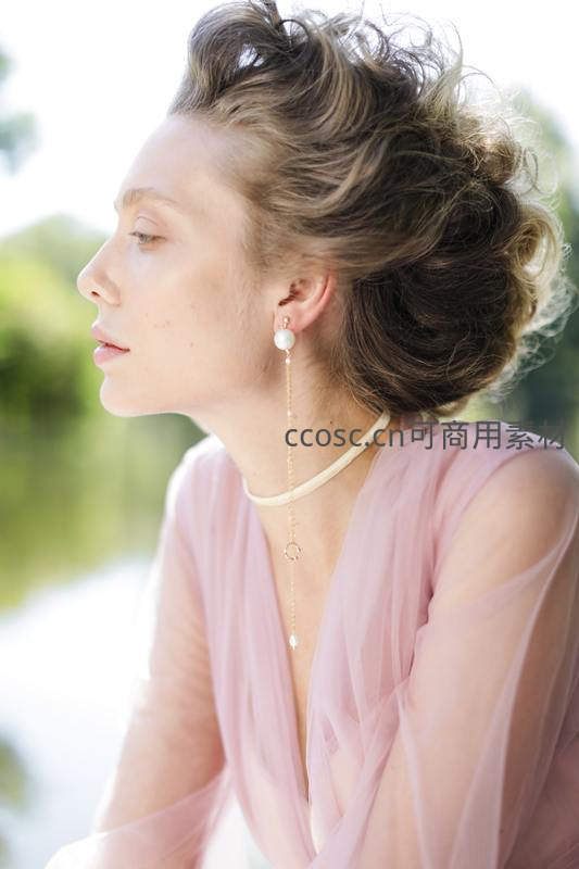 佩戴珍珠耳坠的优雅侧颜